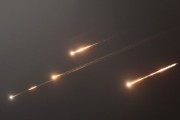 江阴伊朗以导弹齐射回应以色列的大规模袭击